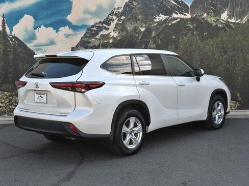 Certified 2025 Toyota Highlander LE AWD/4WD image 3