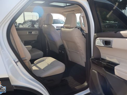 Certified 2024 Ford Explorer Platinum w/ Technology Package AWD/4WD image 28