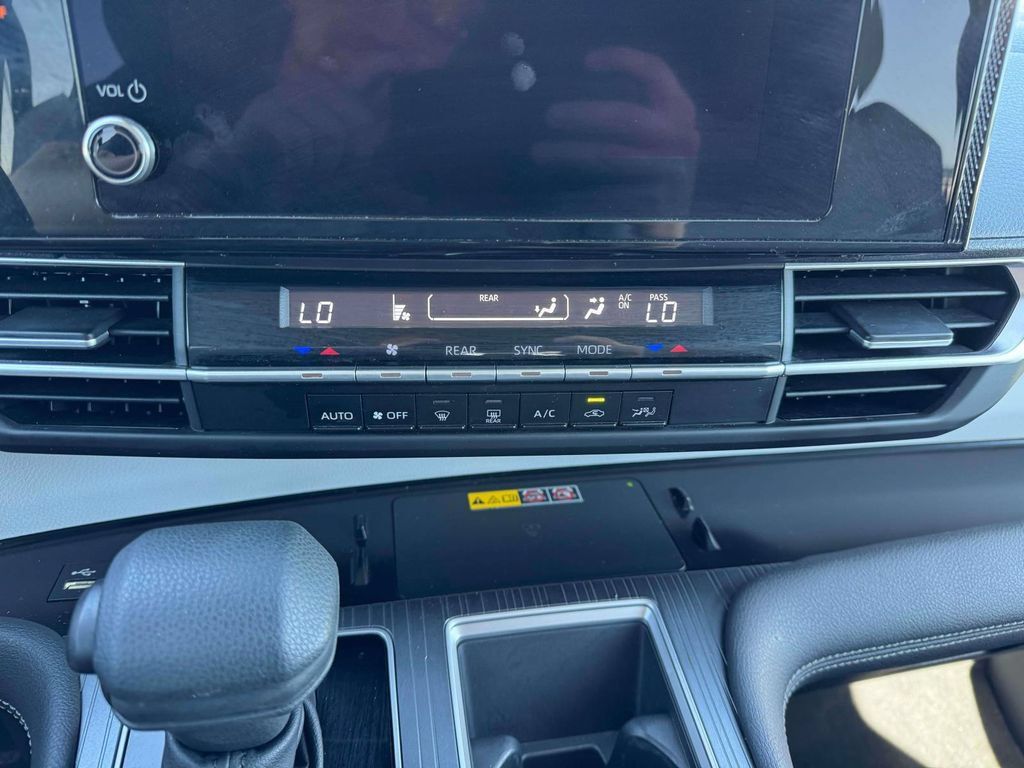 Used 2025 Toyota Sienna LE FWD image 31