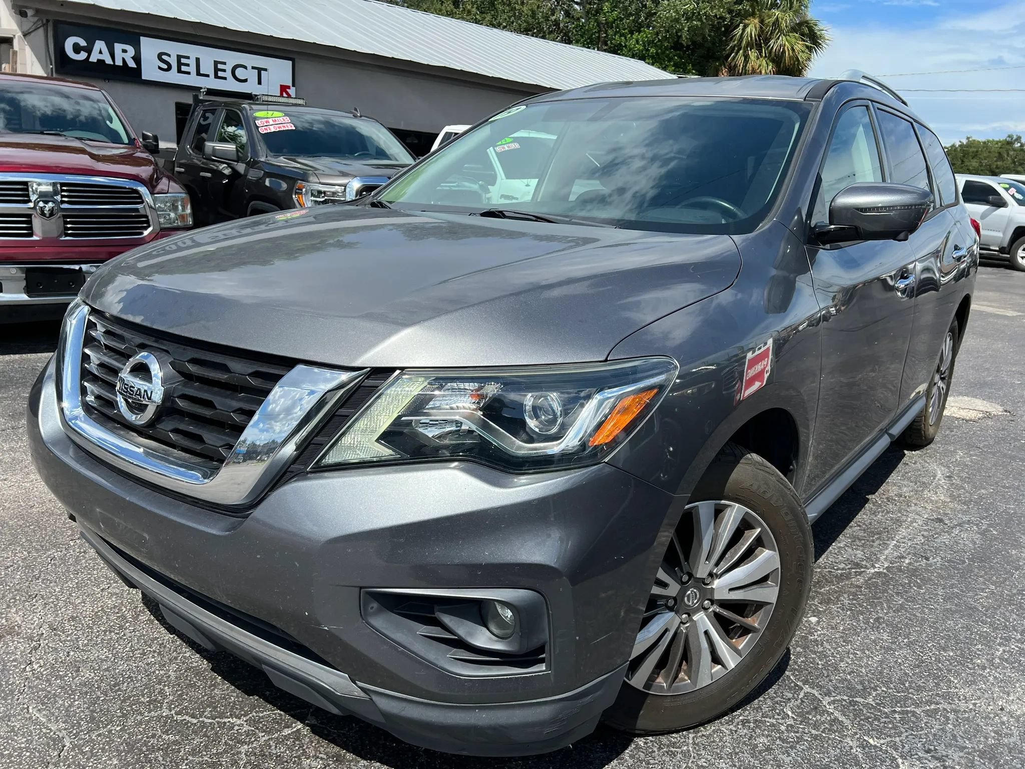 Used 2019 Nissan Pathfinder SL FWD image 1