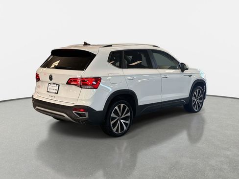 Certified 2022 Volkswagen Taos SE image 5