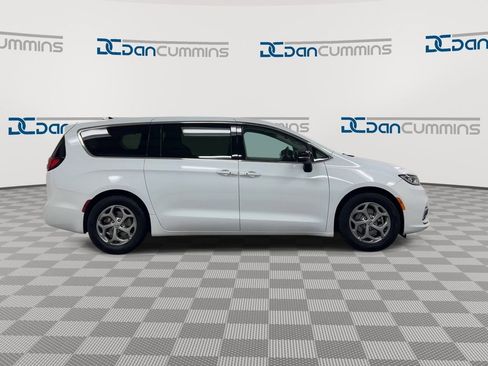 Used 2024 Chrysler Pacifica Limited image 9