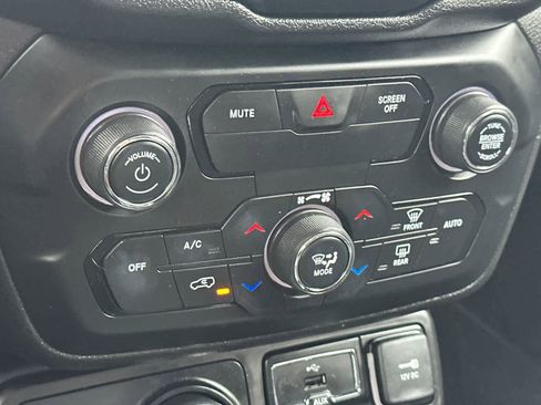 Used 2018 Jeep Renegade Latitude w/ Popular Equipment Group image 20