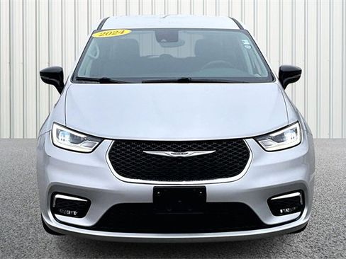 Used 2024 Chrysler Pacifica Touring-L image 3