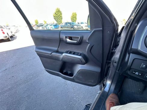 Used 2020 Toyota Tacoma TRD Off-Road w/ Technology Package AWD/4WD image 21
