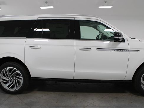 New 2026 Lincoln Navigator L Reserve AWD/4WD image 10