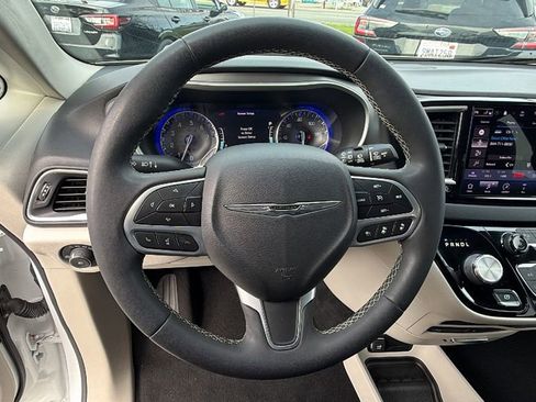 Used 2022 Chrysler Pacifica Touring-L w/ Uconnect Theater Family Group FWD image 24