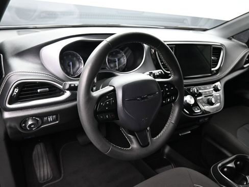 Used 2024 Chrysler Pacifica Touring image 13