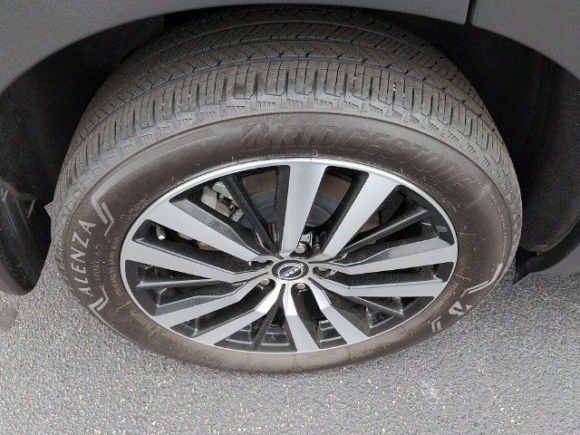 Used 2025 Nissan Pathfinder Platinum w/ Black Appearance Package AWD/4WD image 9