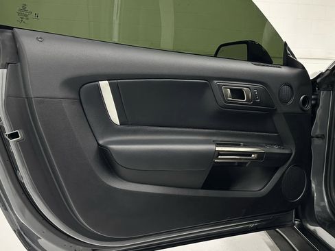 Used 2022 Ford Mustang Shelby GT500 w/ Carbon Fiber Track Pack image 13