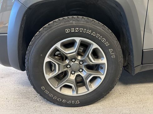 Used 2022 Jeep Cherokee Trailhawk w/ Premium Leather Package image 18