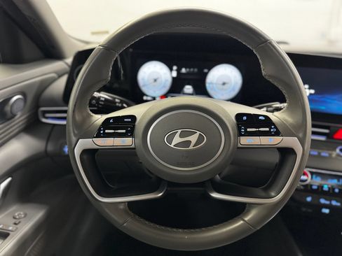 Used 2025 Hyundai Elantra SEL FWD image 19