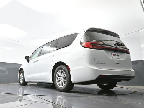 New 2026 Chrysler Pacifica Select image 52