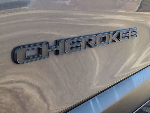 Used 2021 Jeep Cherokee Latitude Plus AWD/4WD image 12