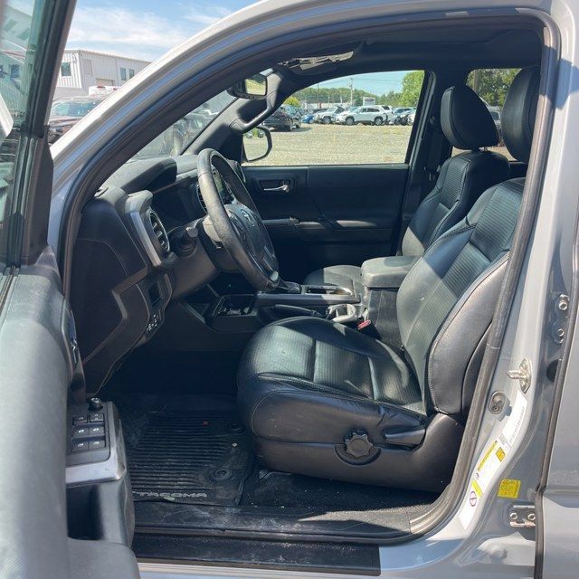 Used 2019 Toyota Tacoma TRD Off-Road AWD/4WD image 11