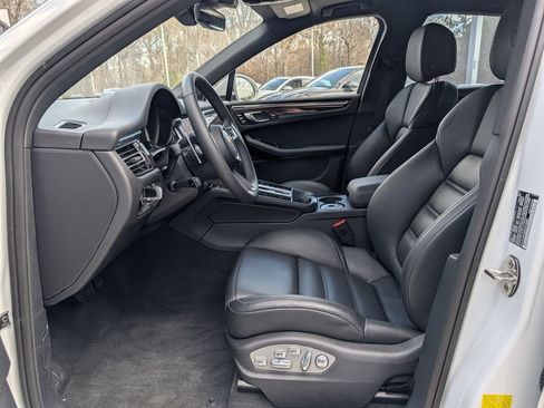 Certified 2025 Porsche Macan AWD/4WD image 12