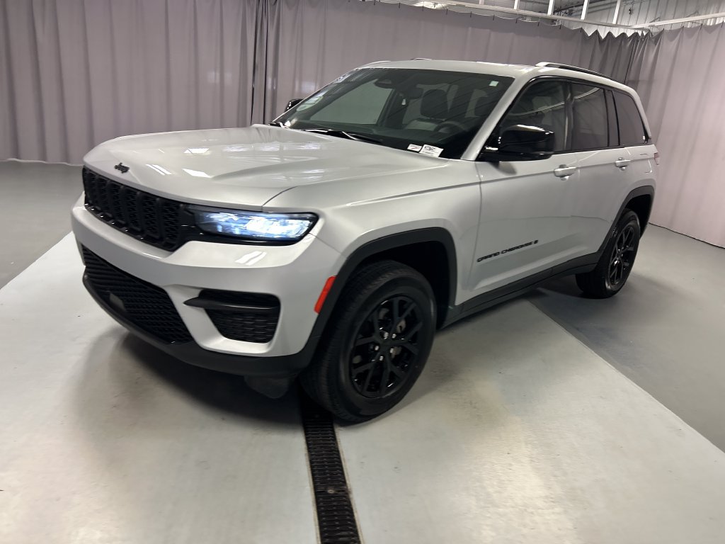 Used 2024 Jeep Grand Cherokee Altitude AWD/4WD image 3
