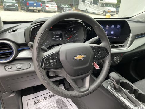 Used 2026 Chevrolet Trax LS w/ LS Convenience Package FWD image 17