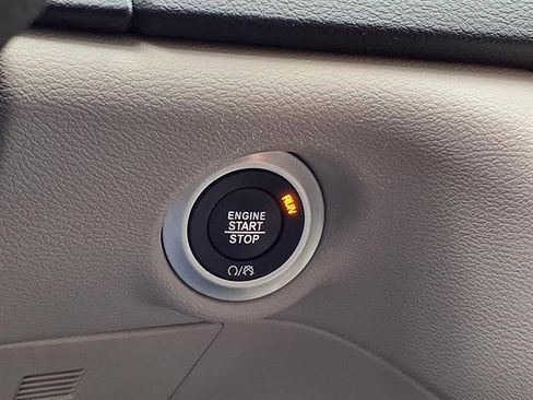 Used 2024 Chrysler Pacifica Touring-L FWD image 15