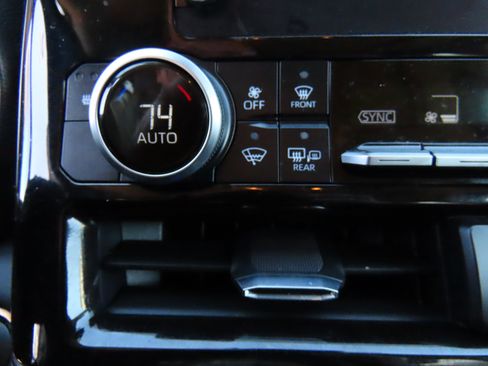 Used 2023 Toyota Highlander XLE image 26