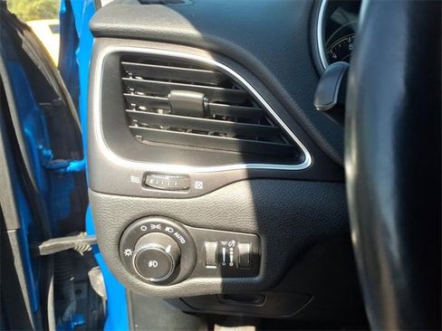 Used 2019 Jeep Cherokee Trailhawk w/ Cold Weather Group image 22