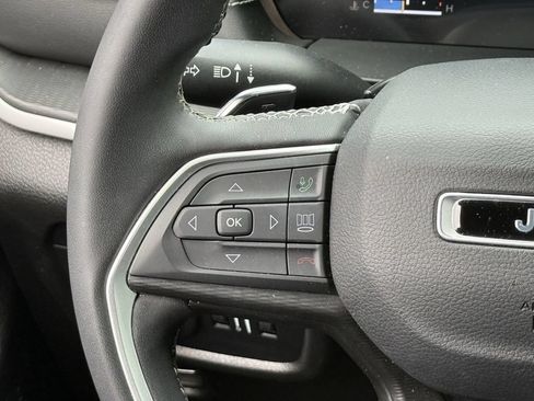 Used 2023 Jeep Grand Cherokee Altitude AWD/4WD image 13