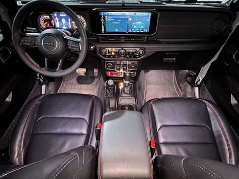 Used 2024 Jeep Wrangler Unlimited Rubicon w/ Capability Package image 19