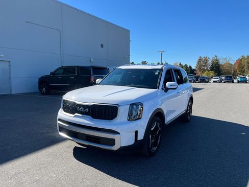 Used 2024 Kia Telluride EX w/ EX Captain's Chair Package image 3