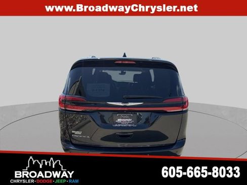 Used 2022 Chrysler Pacifica Touring-L FWD image 7