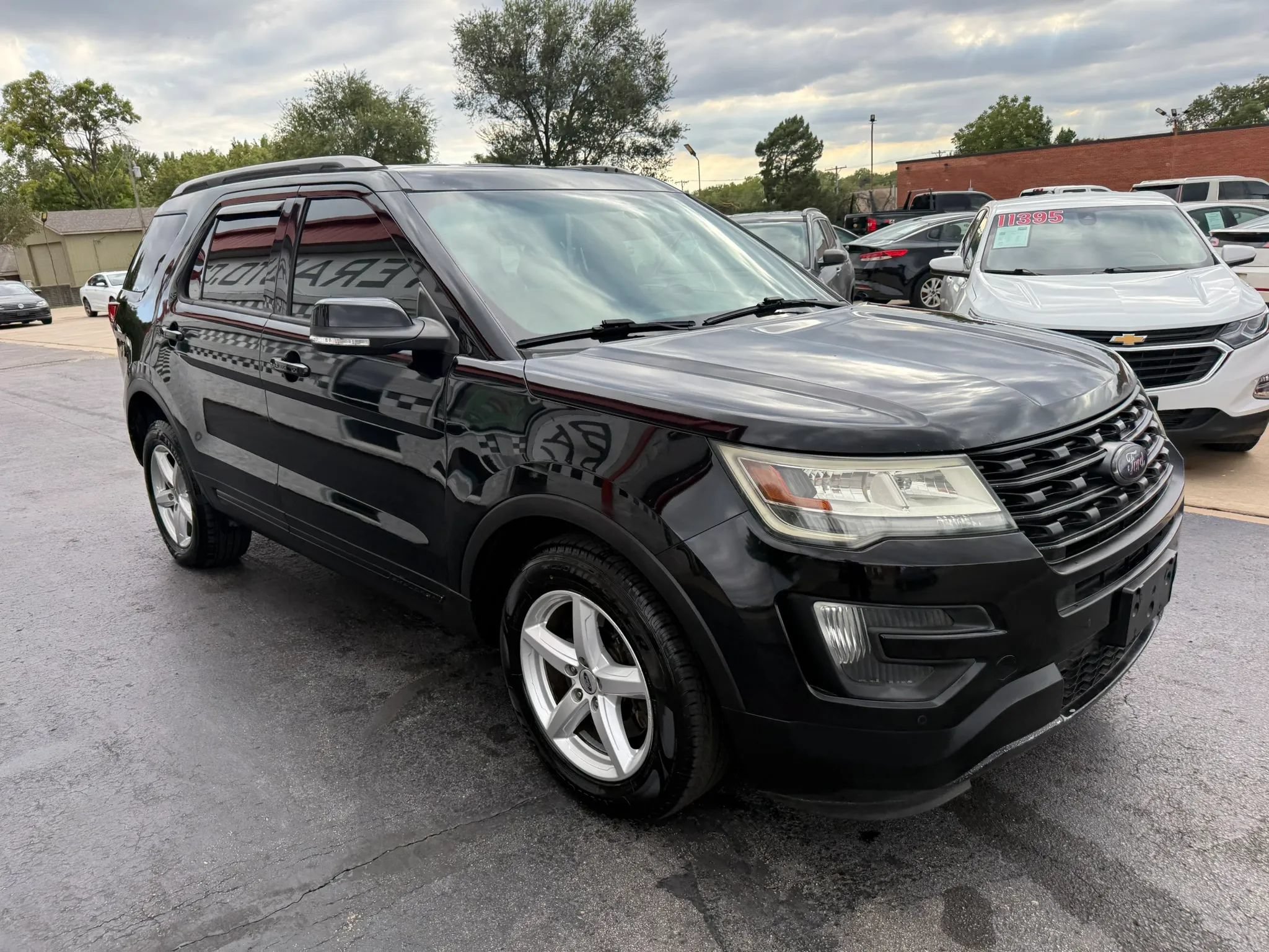 Used 2016 Ford Explorer XLT w/ Equipment Group 202A AWD/4WD image 17