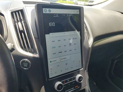 Used 2022 Ford Edge Titanium image 25