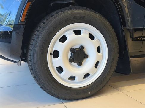 New 2025 Land Rover Defender 110 S image 2