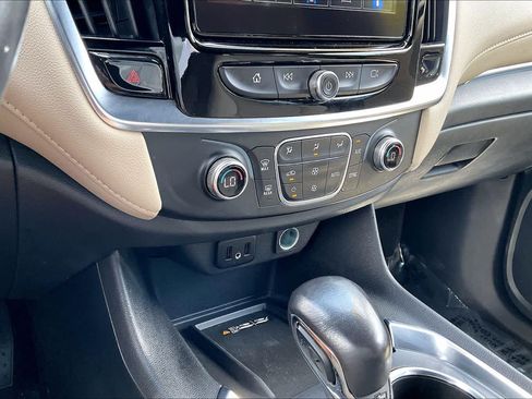 Used 2022 Chevrolet Traverse LT FWD image 32