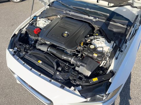 Used 2018 Jaguar XE Premium image 15