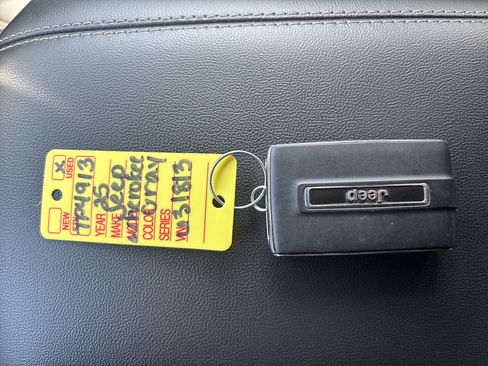 Used 2025 Jeep Grand Cherokee L Limited w/ Luxury Tech Group II image 32