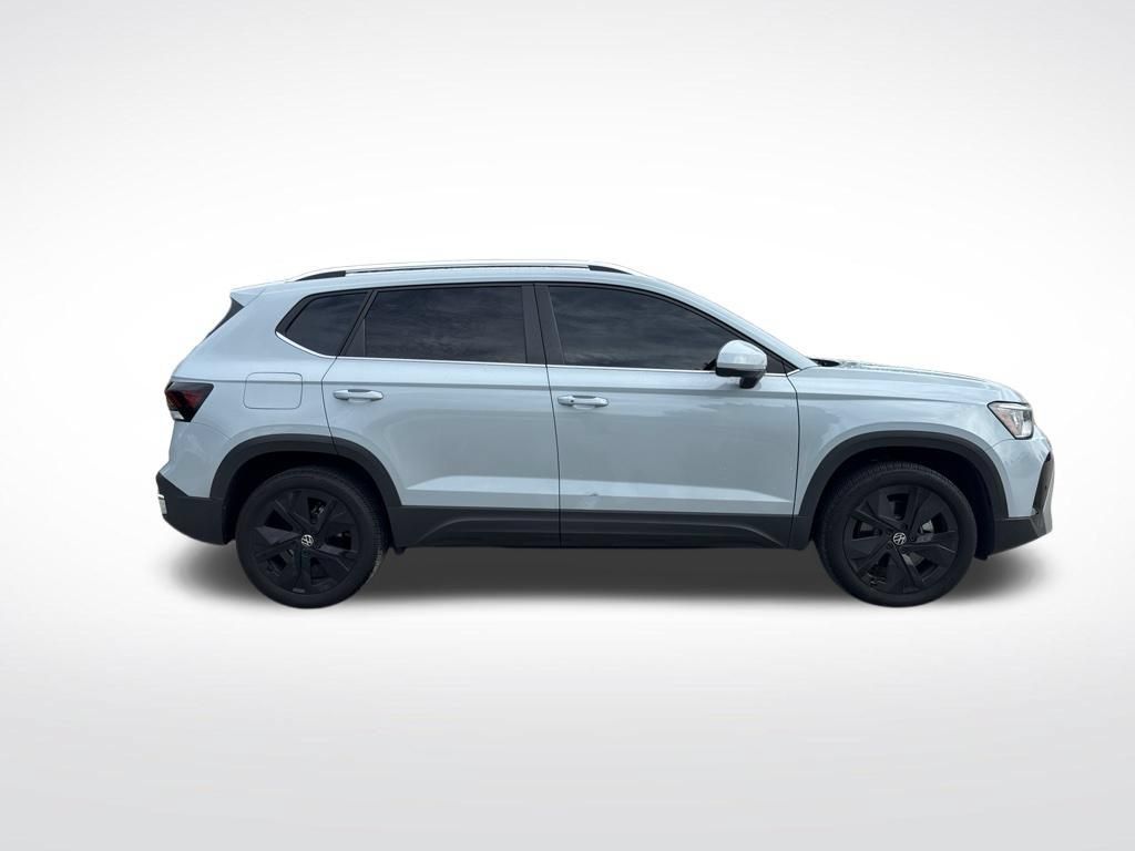 Used 2025 Volkswagen Taos SE w/ Panoramic Sunroof Package FWD image 4