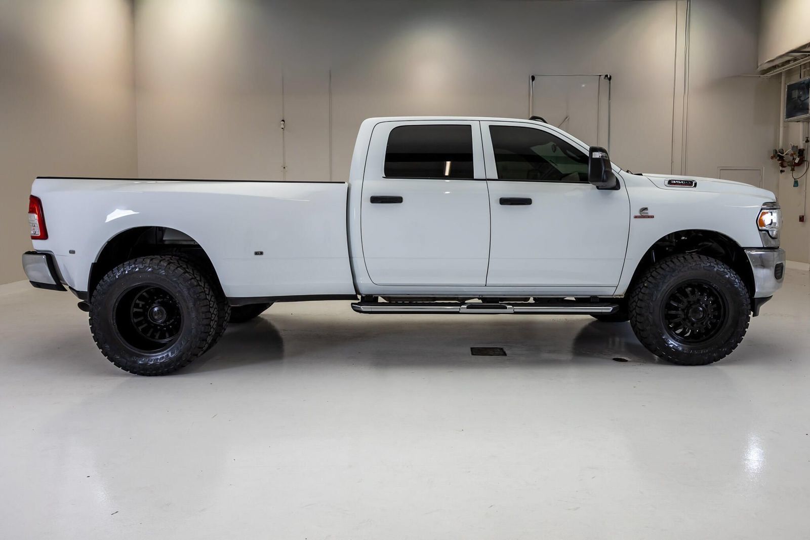 Used 2024 RAM 3500 Tradesman w/ Chrome Appearance Group AWD/4WD image 11