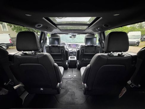 Used 2025 Chrysler Pacifica Select w/ Uconnect Theater Family Group image 3