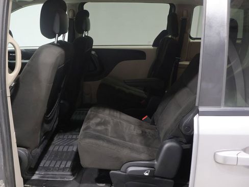 Used 2016 Dodge Grand Caravan SXT FWD image 17