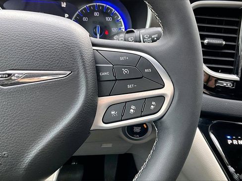 Certified 2024 Chrysler Pacifica Touring-L image 29