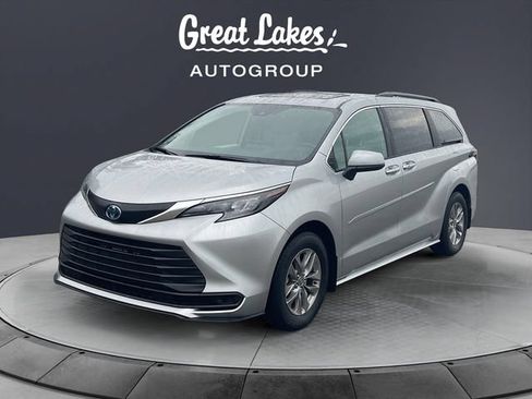 Used 2025 Toyota Sienna LE w/ LE Plus Package FWD image 1