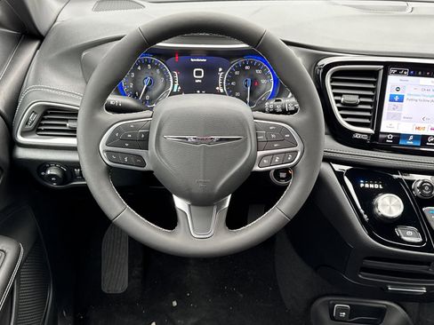 New 2026 Chrysler Pacifica Select image 13