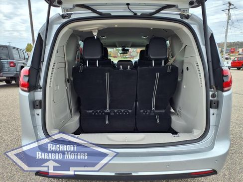 Used 2024 Chrysler Pacifica Select image 5