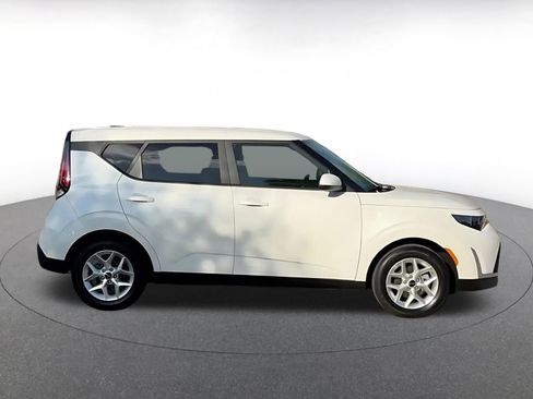 Used 2025 Kia Soul LX w/ LX Technology Package FWD image 16