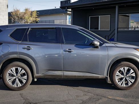 Used 2021 Nissan Rogue SV image 4