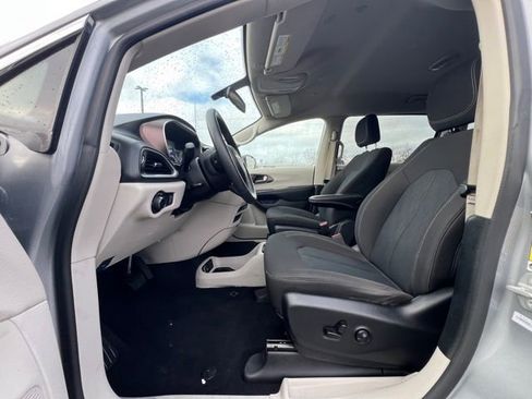 Used 2021 Chrysler Voyager L image 18