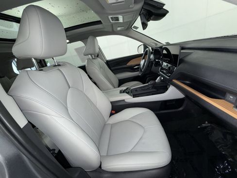 Used 2025 Toyota Grand Highlander AWD image 28