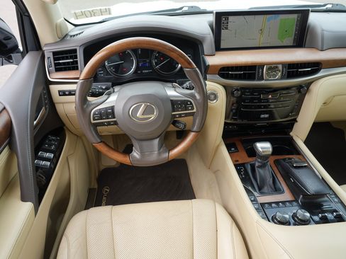 Used 2016 Lexus LX 570 4WD w/ Luxury Package image 21