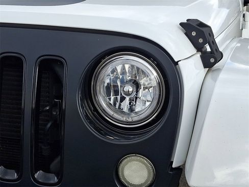 Used 2014 Jeep Wrangler Unlimited Sahara image 9