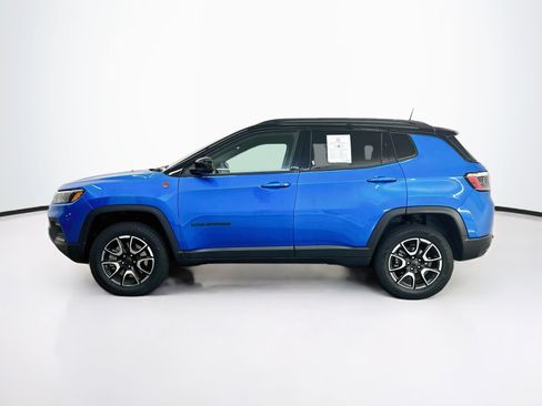 Used 2025 Jeep Compass Trailhawk AWD/4WD image 4